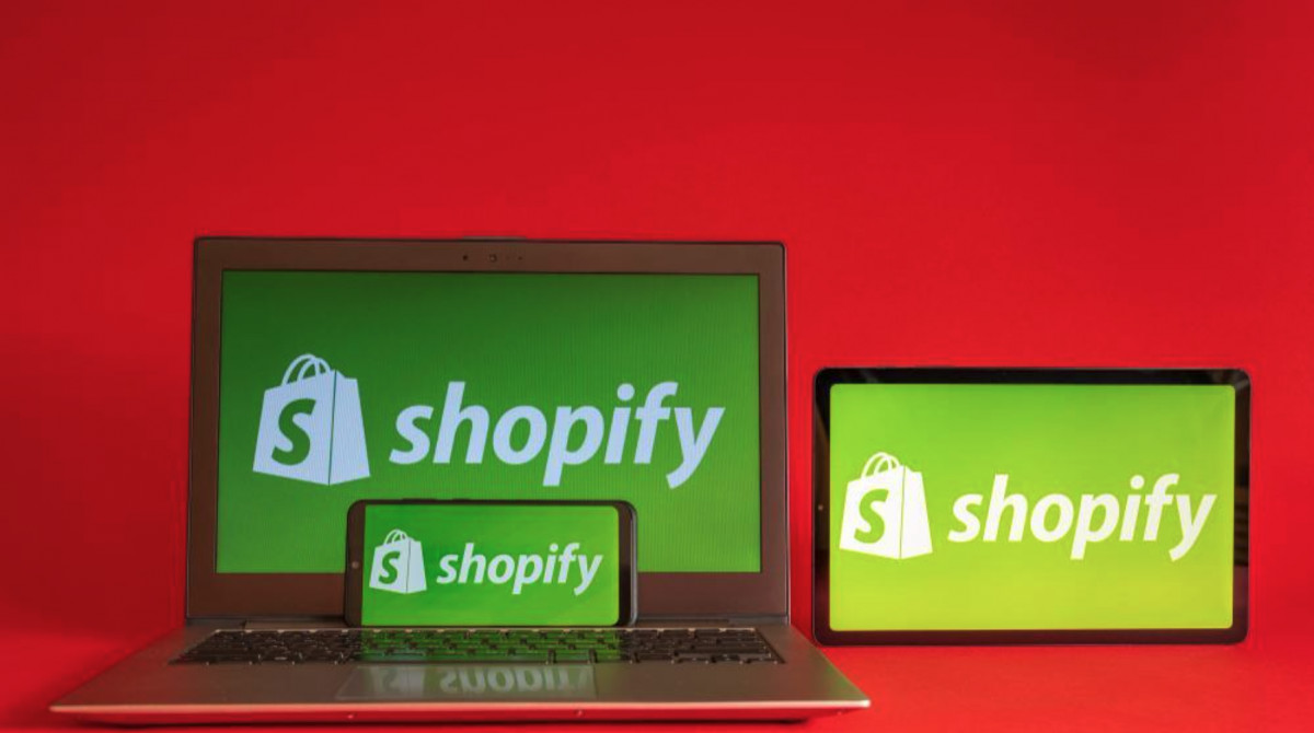 The shopify logo is displayed on a laptop and a tablet, showcasing DTC marketing.