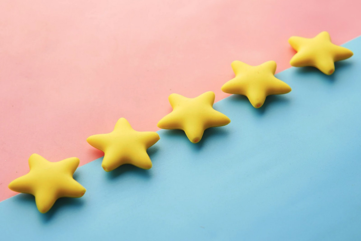 Pink and blue ecommerce stars.