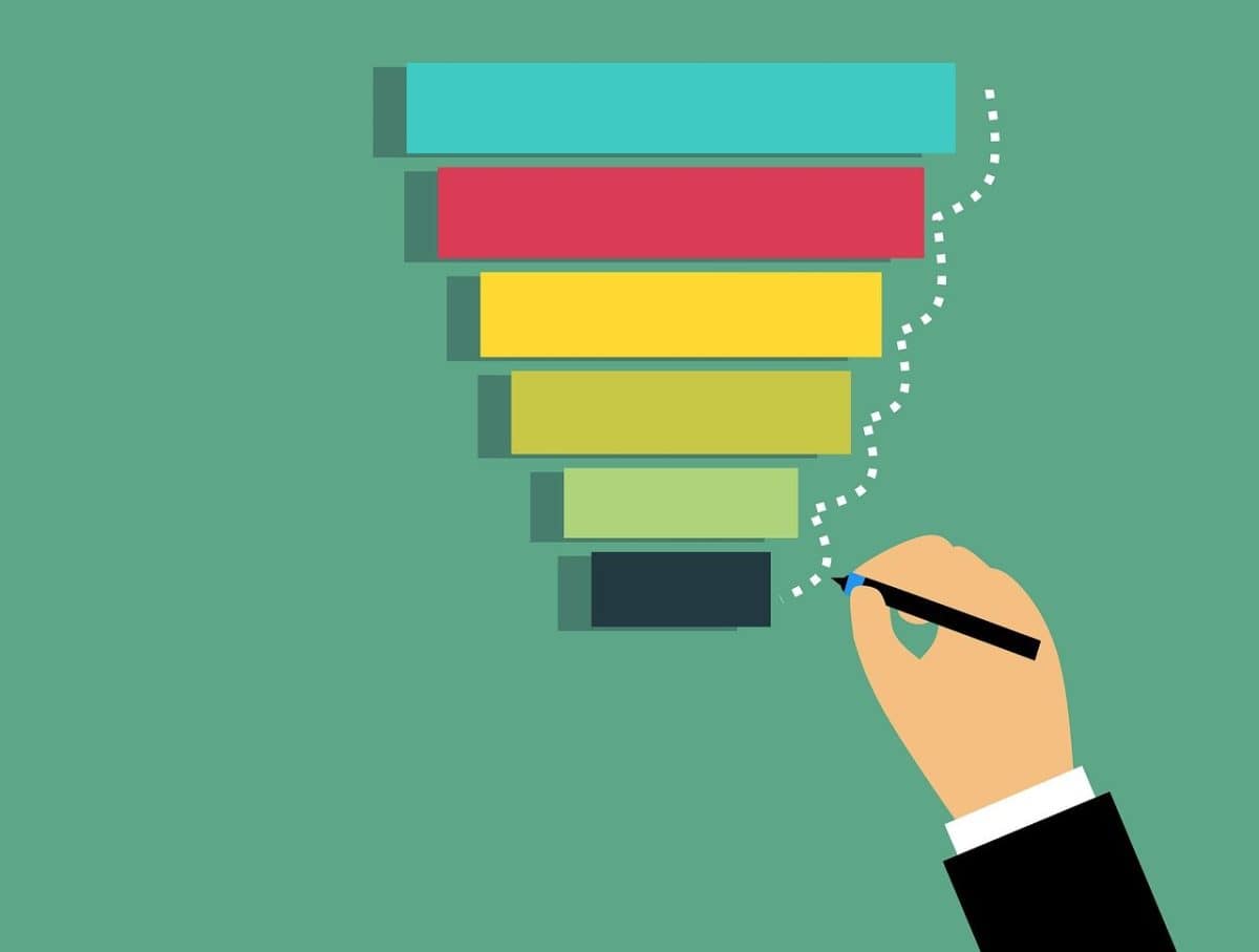 A hand sketches a funnel on a green background, explaining the sales process.