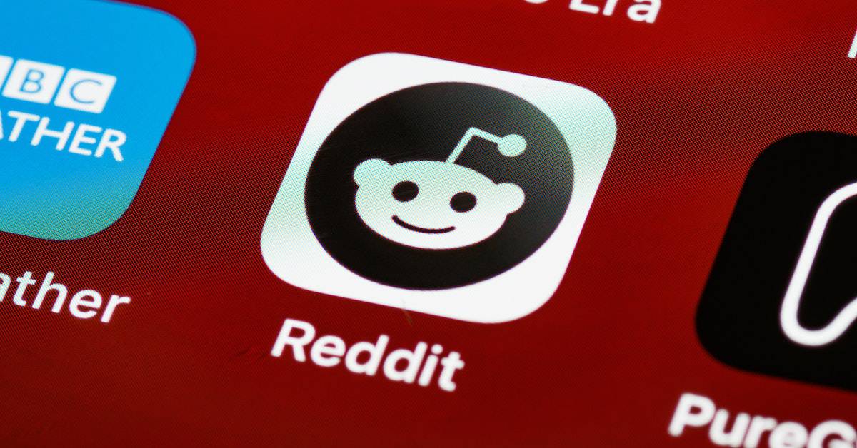 The Reddit app is shown on an iPhone, attracting a large number of subscribers.