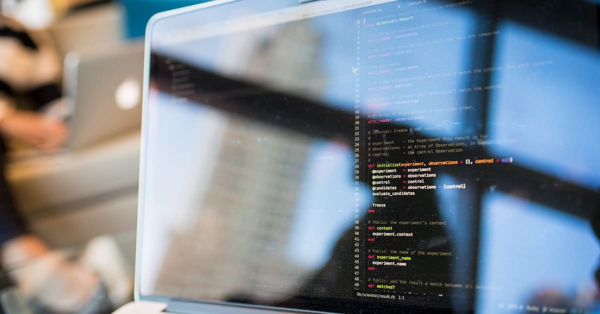 En bærbar PC-skjerm som viser kode for mobilutvikling på tvers av plattformer.