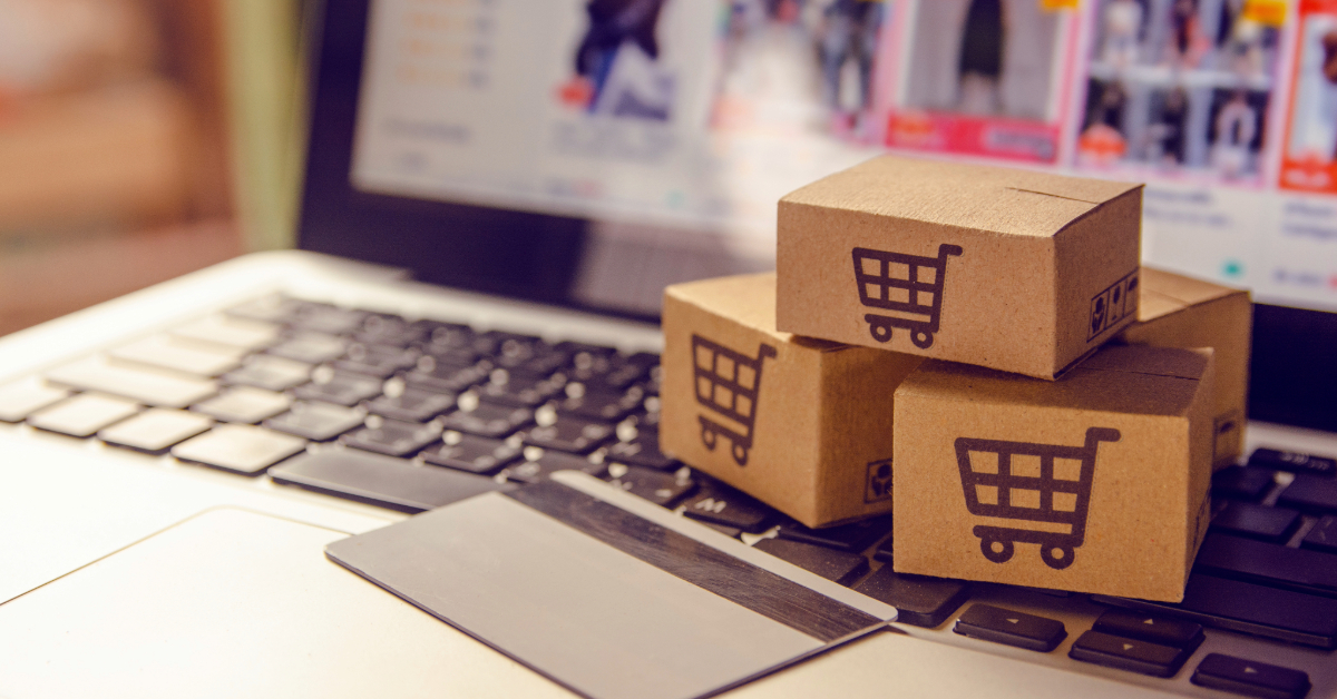 Un computer portatile con un carrello della spesa sopra, che suggerisce la comodità di fare acquisti su Amazon.