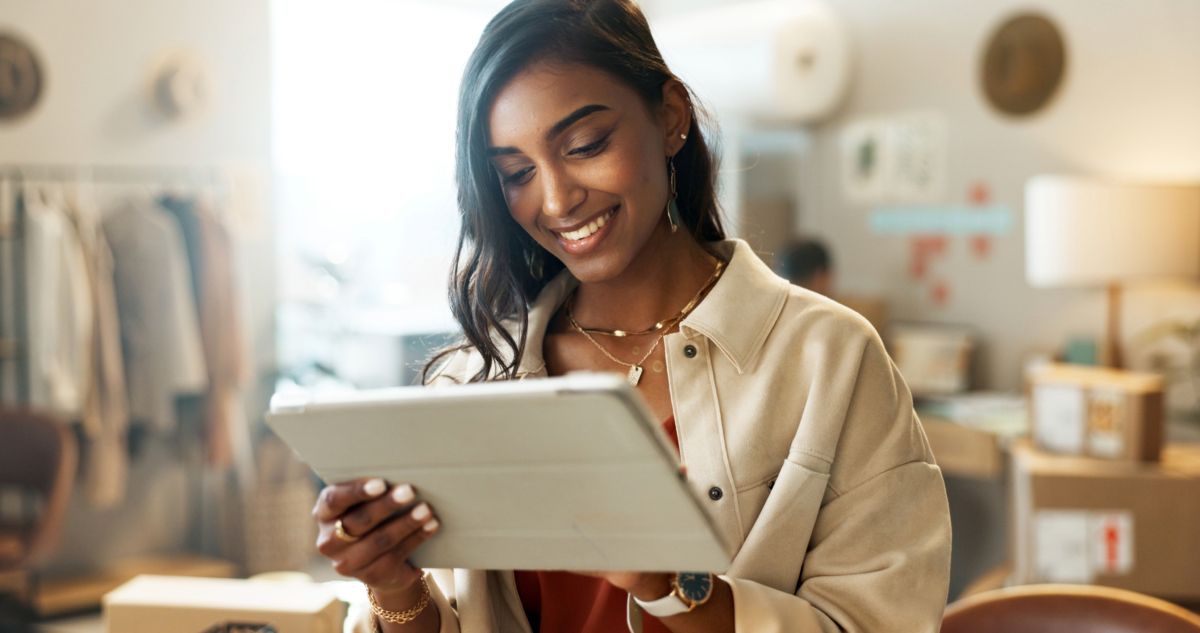 Una donna utilizza un tablet in un negozio per esplorare i vantaggi competitivi del programma Seller Fulfilled Prime di Amazon.