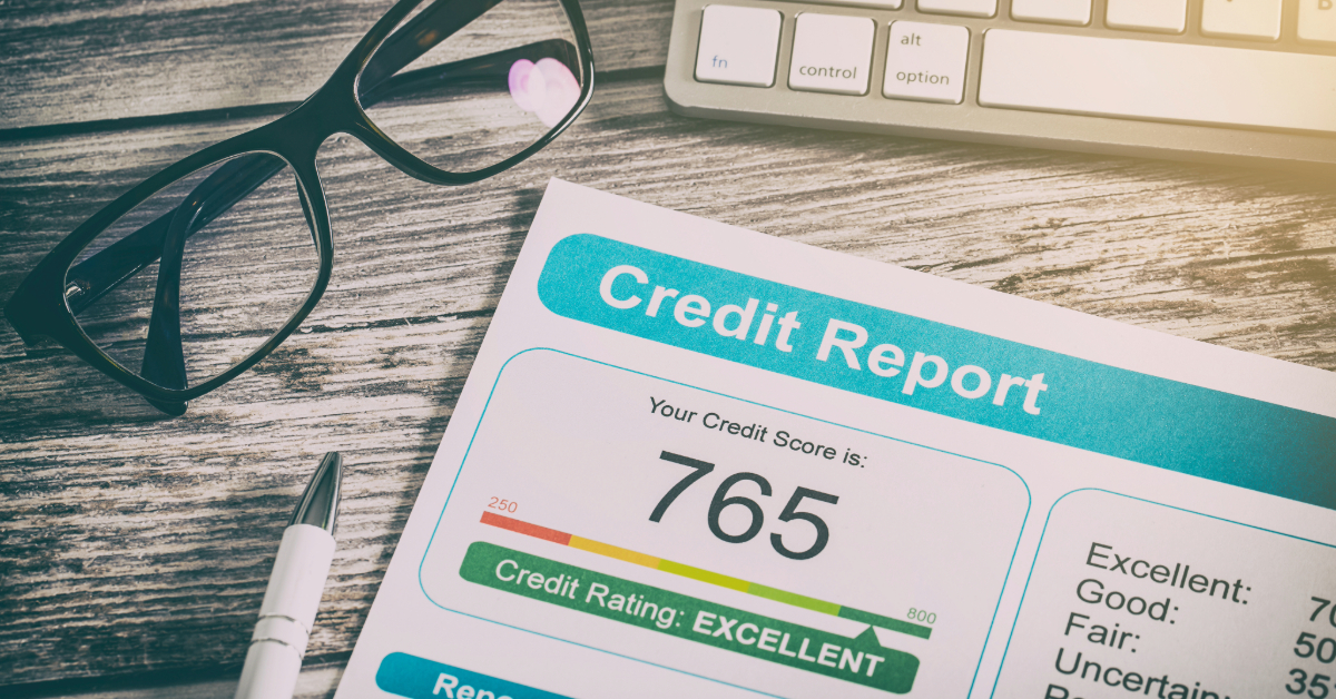 On the desk lies a credit report flaunting a score of 765 with an "Excellent" rating, surrounded by glasses, a pen, and a keyboard—the perfect scene for evaluating the beste kredittkort options available to maximize such stellar credit health.