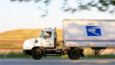 expedited-shipping-explained:-how-it-works-+-compares-with-traditional-&-standard-shipping