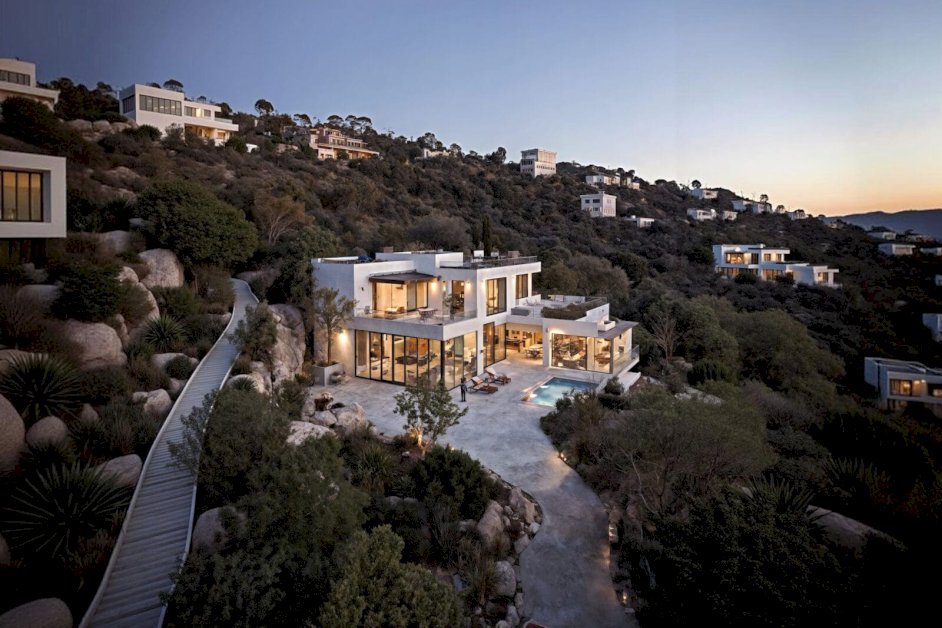 what-is-a-content-house?-a-complete-guide-to-influencer-collab-mansions