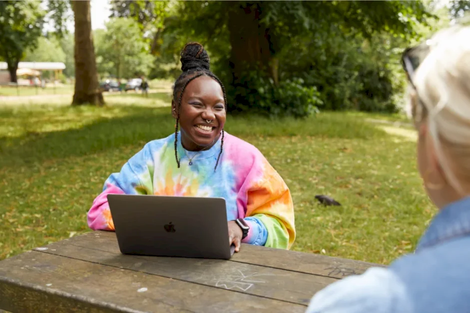 print-on-demand-vs-inventory:-which-business-model-is-right-for-you?